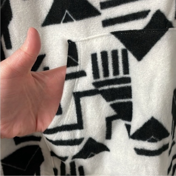 size small Obsessive Love geometric soft black and white fleece - Picture 5 of 5